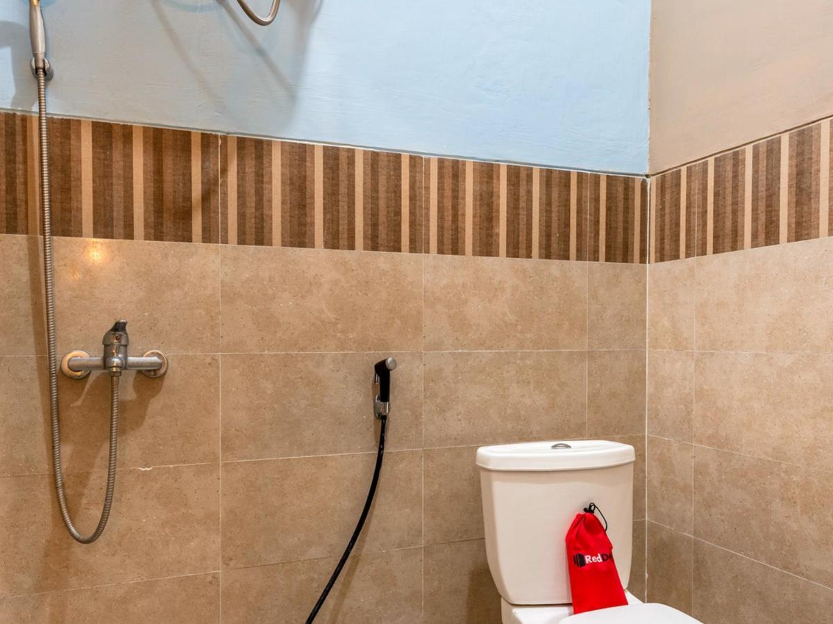 فندق Reddoorz Near Dino Park مالانغ المظهر الخارجي الصورة